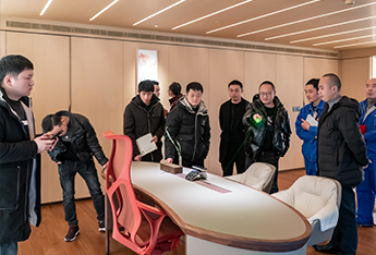 名匠家具技術團隊一(yī / yì ／yí)行到(dào)總部學習、參觀